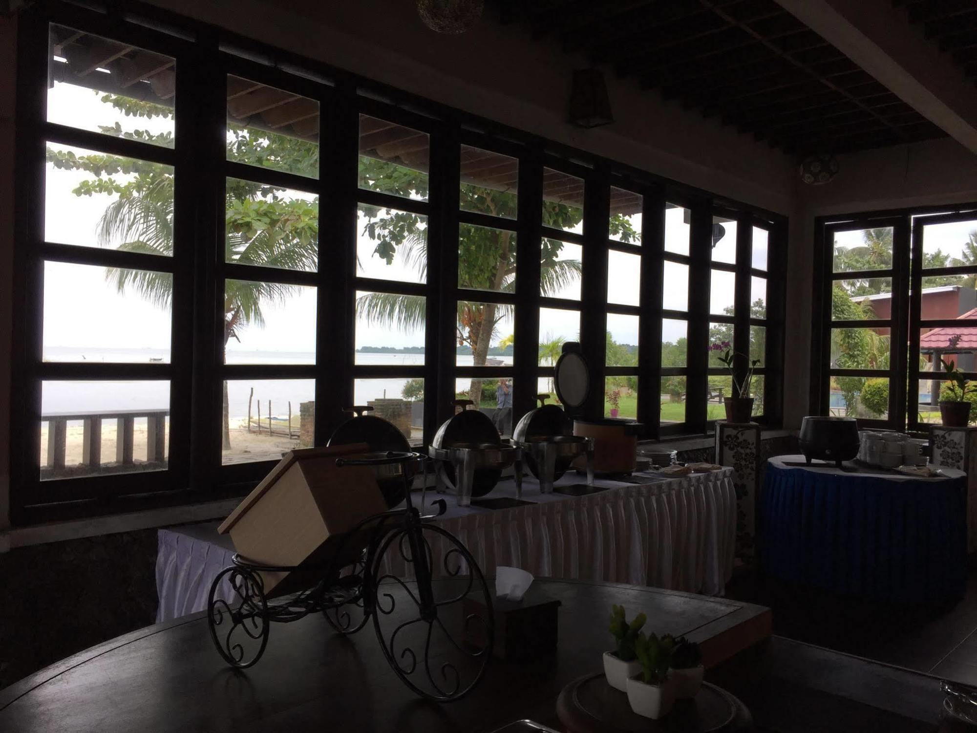 Bahamas Hotel & Resort Tanjung Pandan Exterior photo