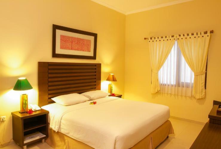 Bahamas Hotel & Resort Tanjung Pandan Exterior photo