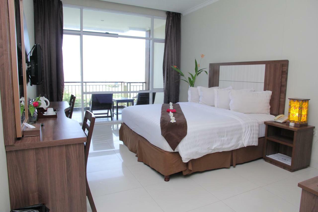Bahamas Hotel & Resort Tanjung Pandan Exterior photo