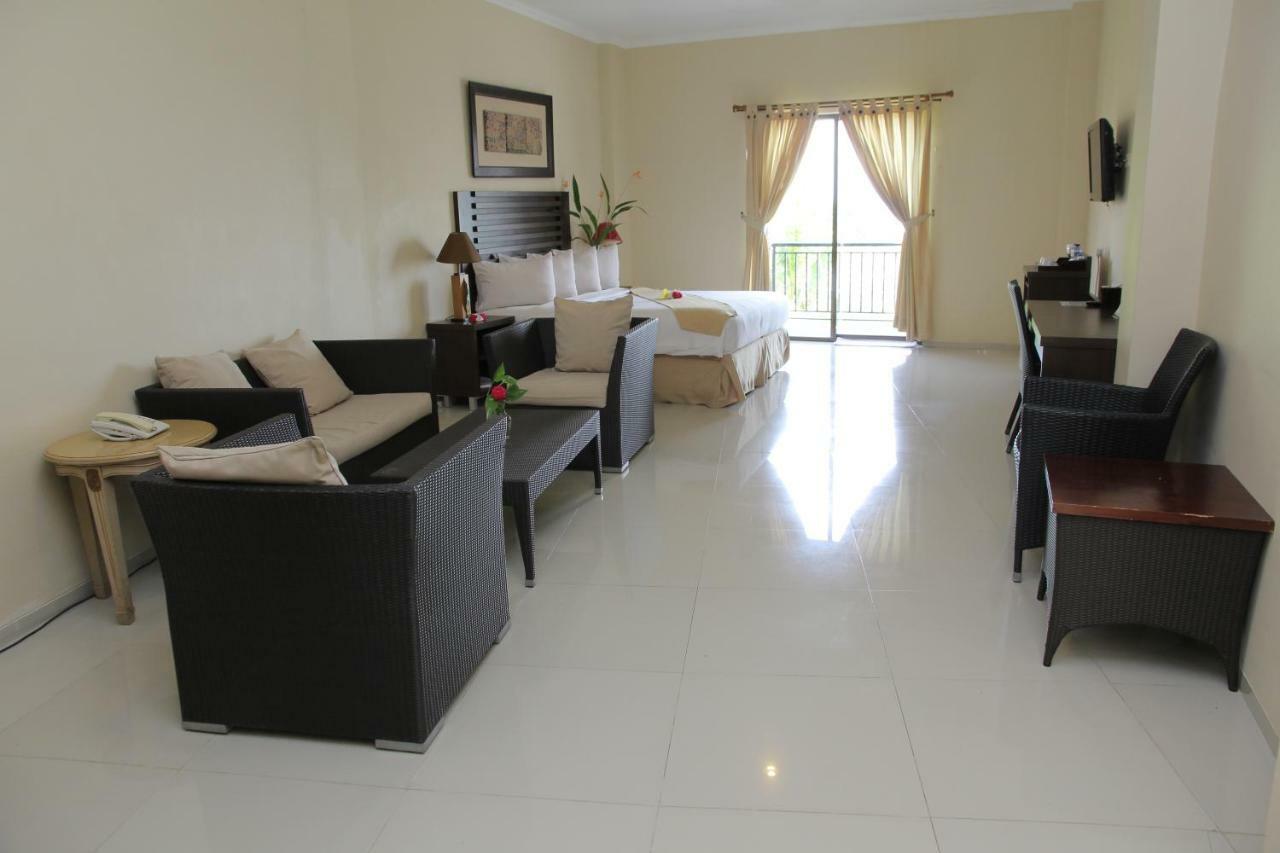 Bahamas Hotel & Resort Tanjung Pandan Exterior photo