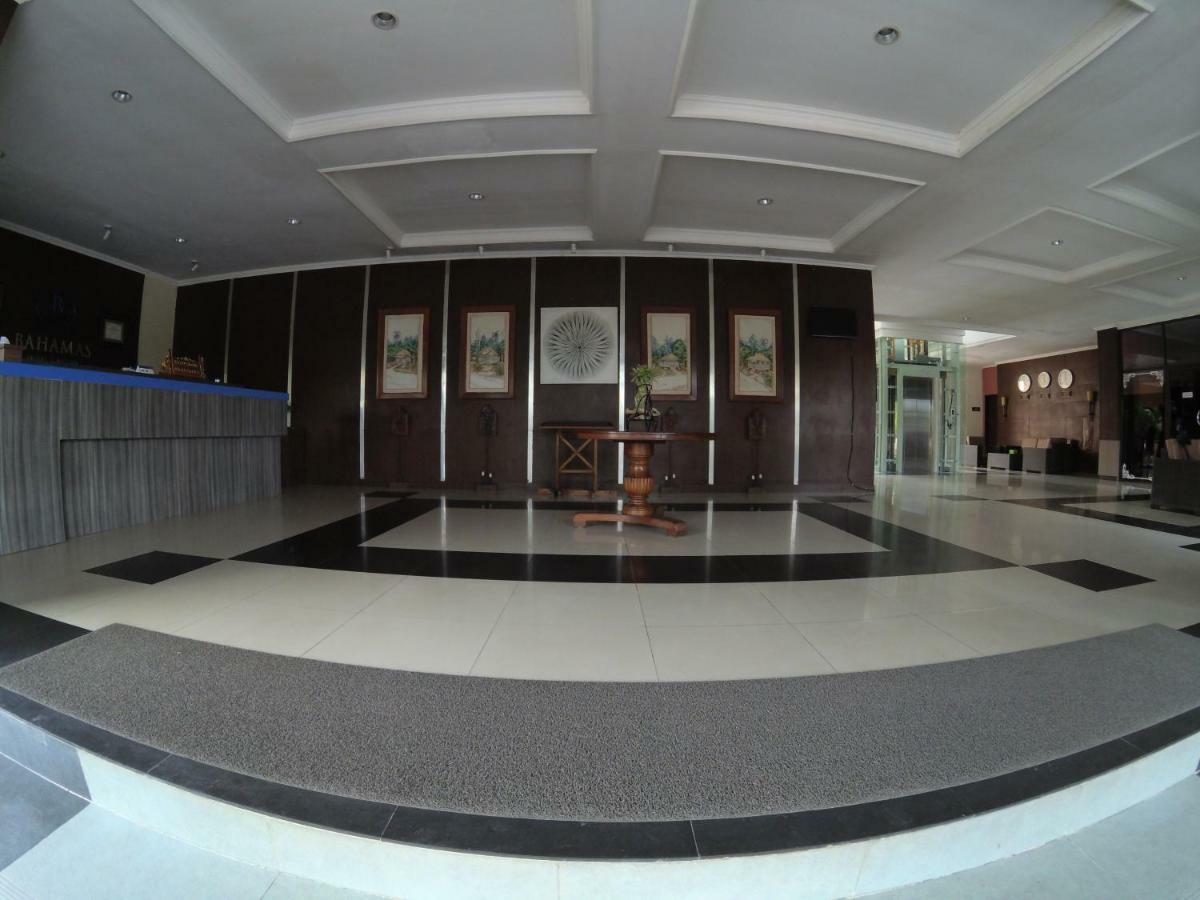 Bahamas Hotel & Resort Tanjung Pandan Exterior photo